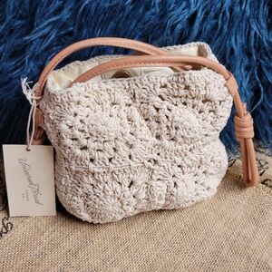 🛒🛍️💥NWT adorable crotcheted crossbody universal thread bag